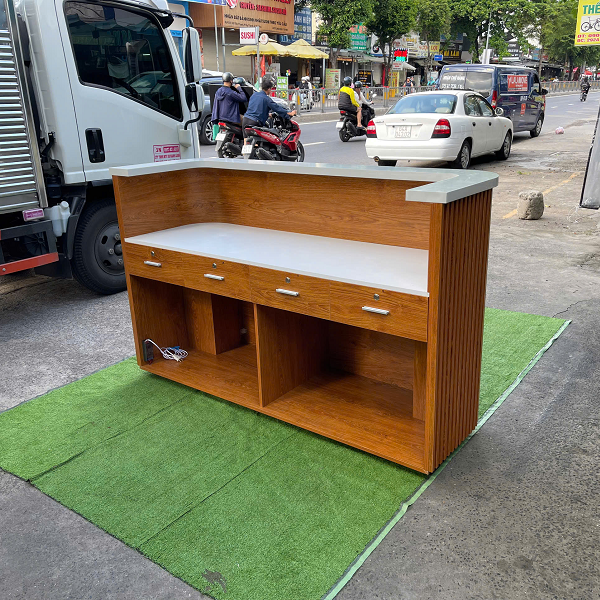 Mặt trong quầy lễ tân bo cong 1m8