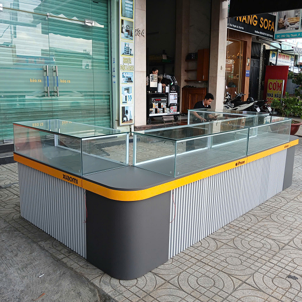 Mẫu tủ trưng bày điện thoại 1m2 được ghép bo cong hình chữ u