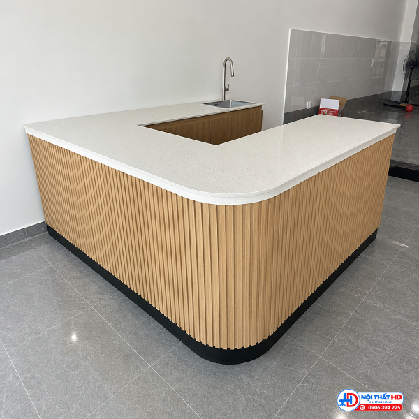 Quầy pha chế chữ u ốp lam sóng pch035